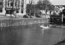 831022 Gezicht op een speedboot in de Stadsbuitengracht te Utrecht, ter hoogte van de Willemsbrug.